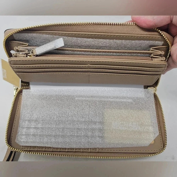 Michael Kors Jet Set Large Travel Continental Leather Wallet Wristlet Camel NWT - Picture 9 of 14